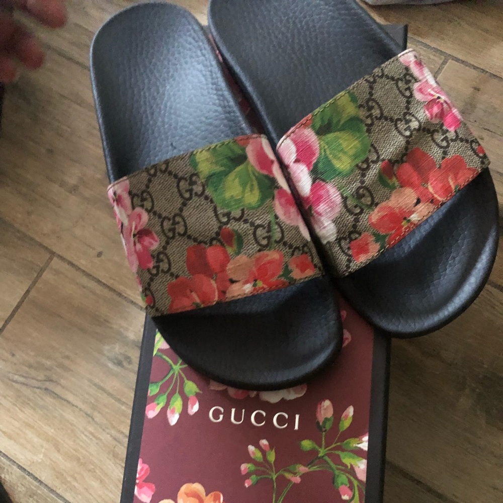 Gucci flip flops